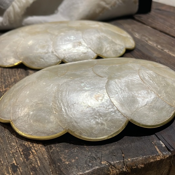 VINTAGE Capiz shell decorative trays with gold rim - Picture 5 of 9